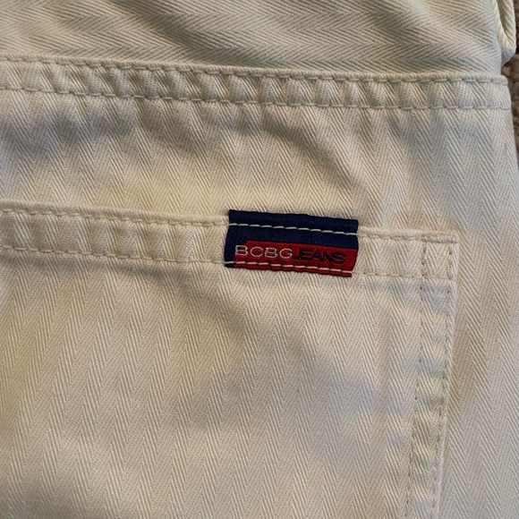 BCBG MaxAzria designer white / cream flared jeans w/buckle design size 6 Vintage - Picture 9 of 11